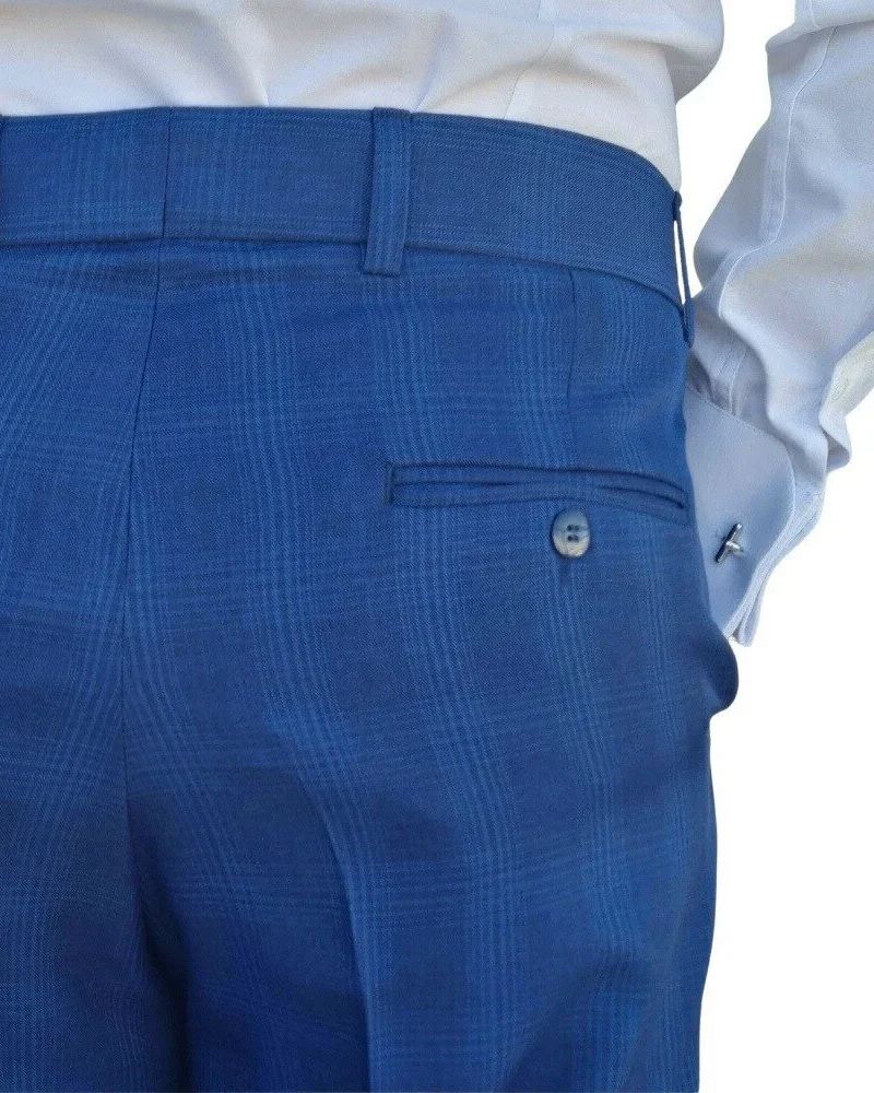 Detalhe do bolso traseiro com botão da calça social alfaiataria azul royal estampa gales