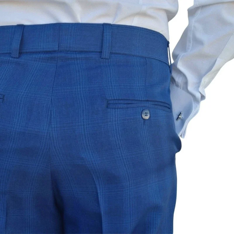 Detalhe do bolso traseiro com botão da calça social alfaiataria azul royal estampa gales
