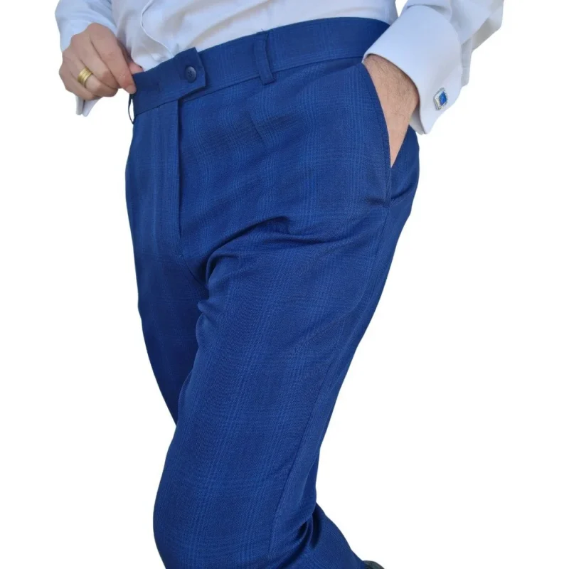 Detalhe da cintura e botão frontal da calça social alfaiataria azul royal estampa gales
