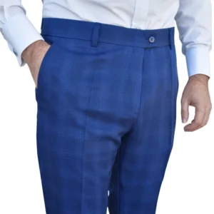 Calça social alfaiataria azul royal estampa gales, vista frontal com mãos nos bolsos