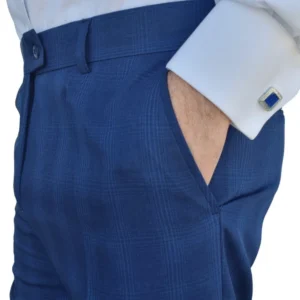 Calça social alfaiataria azul royal estampa gales, vista lateral com caimento reto