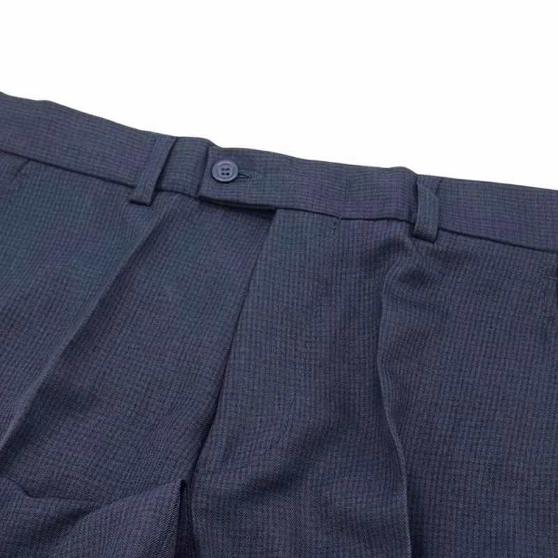 Detalhe da cintura e prega frontal da calça social azul micro estampa