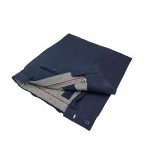 Detalhe do forro interno e etiqueta da calça social azul micro estampa