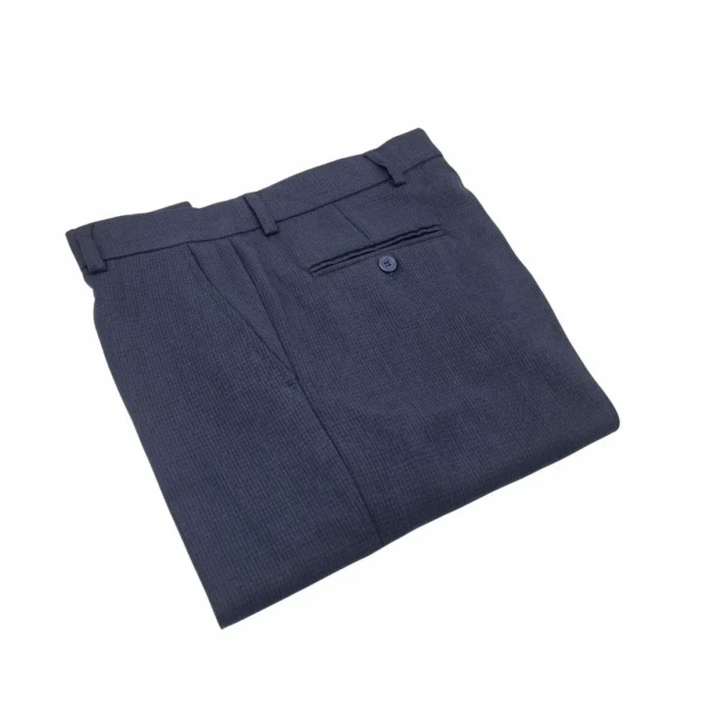 Calça social azul micro estampa dobrada, vista traseira com caimento reto