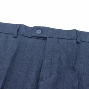 Detalhe do botão e cós frontal da calça social azul noite estampa gales