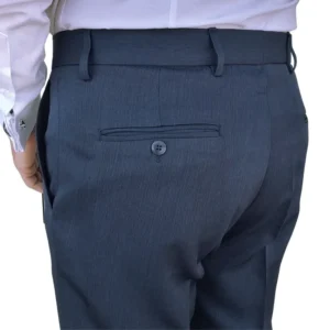 Detalhe do bolso traseiro com botão da calça social azul noite estampa lisa