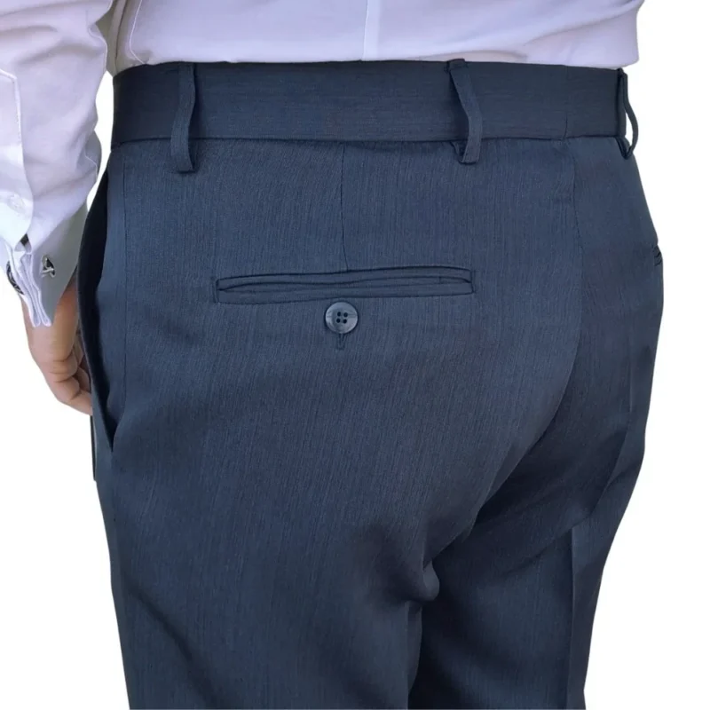 Detalhe do bolso traseiro com botão da calça social azul noite estampa lisa