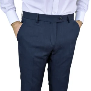 Calça social azul noite estampa lisa vestida, mãos nos bolsos frontais