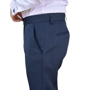 Calça social azul noite estampa lisa, vista lateral traseira com caimento reto