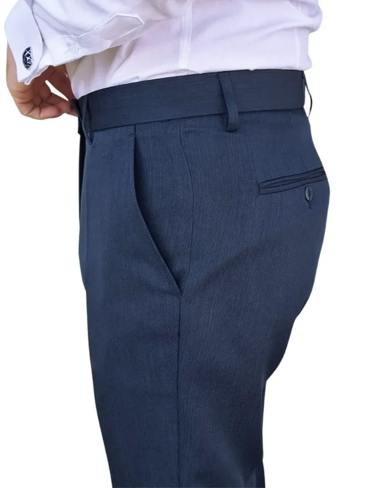 Calça social azul noite estampa lisa, vista lateral traseira com caimento reto
