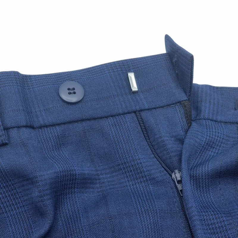 Detalhe da braguilha e cós da calça social azul royal estampa gales