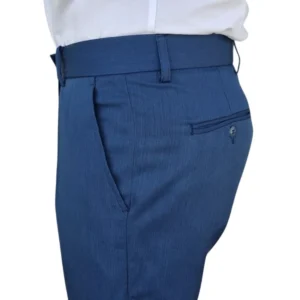 Detalhe do bolso lateral e passante de cinto da calça social azul royal lisa
