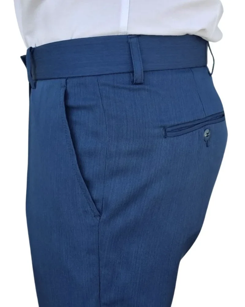 Detalhe do bolso lateral e passante de cinto da calça social azul royal lisa