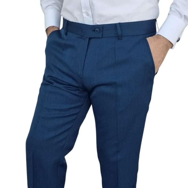 Detalhe da braguilha e cós frontal da calça social azul royal estampa lisa