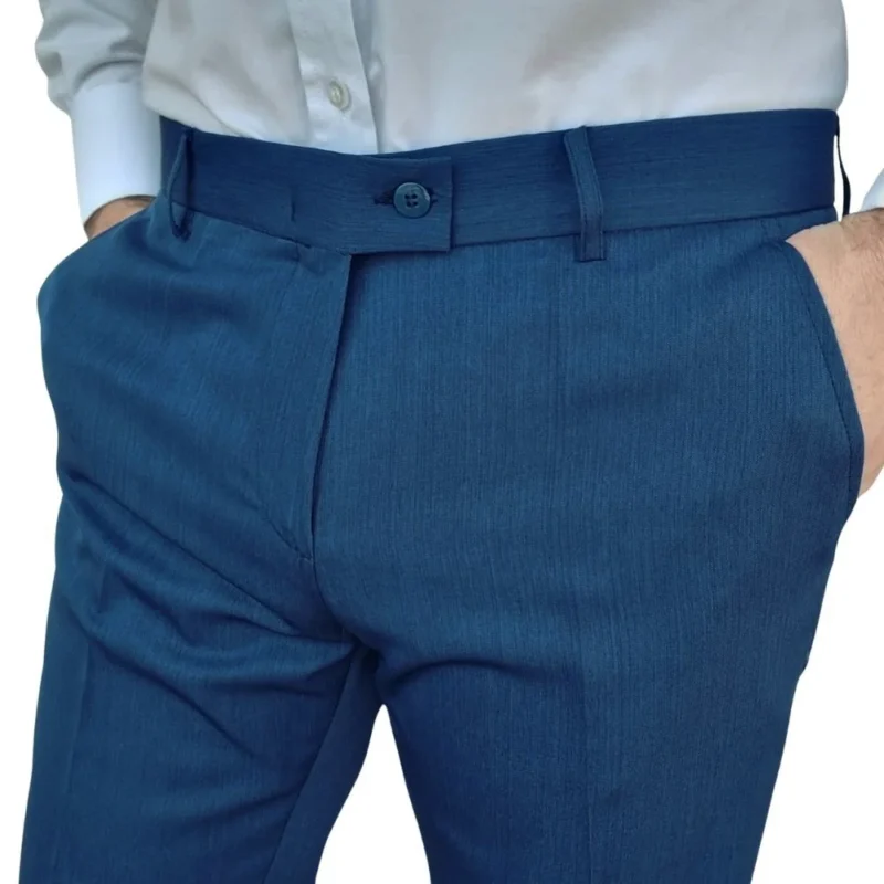 Calça social azul royal estampa lisa, vista frontal com mãos nos bolsos