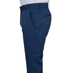 Calça social azul royal estampa lisa, vista lateral com caimento reto
