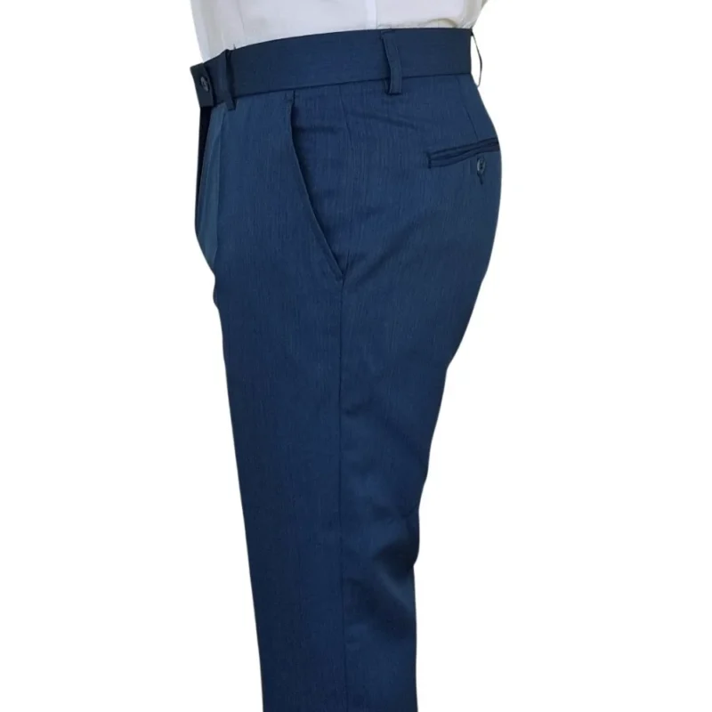 Calça social azul royal estampa lisa, vista lateral com caimento reto