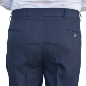 Detalhe dos bolsos traseiros com botão da calça social azul royal xadrez príncipe de gales