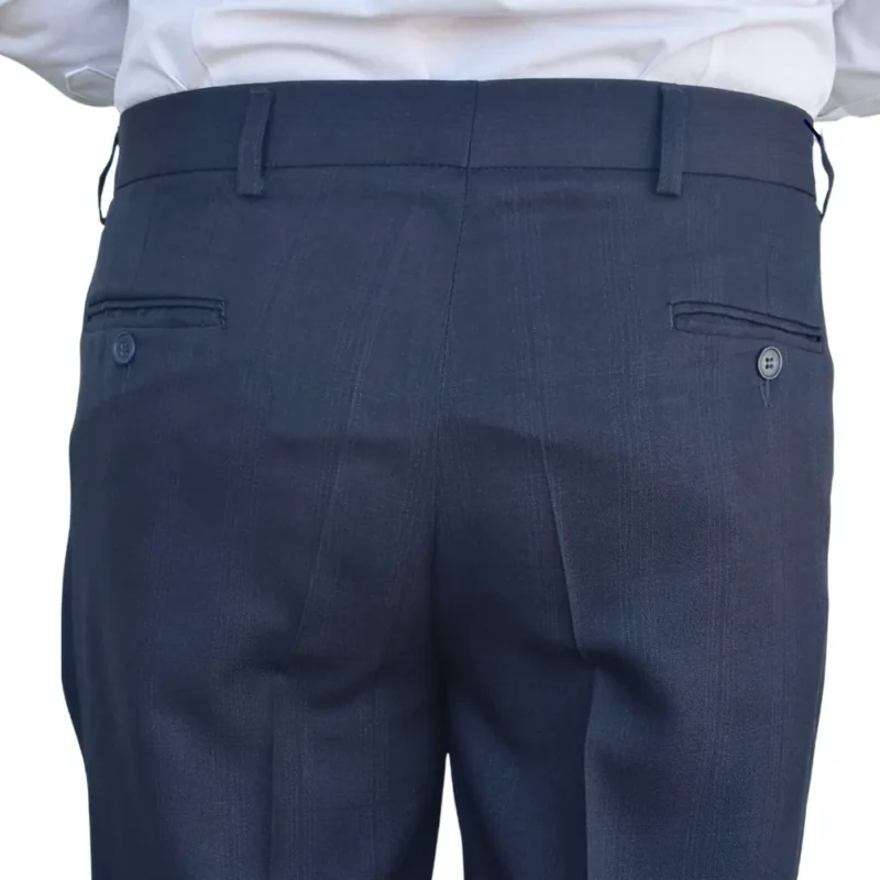 Detalhe dos bolsos traseiros com botão da calça social azul royal xadrez príncipe de gales