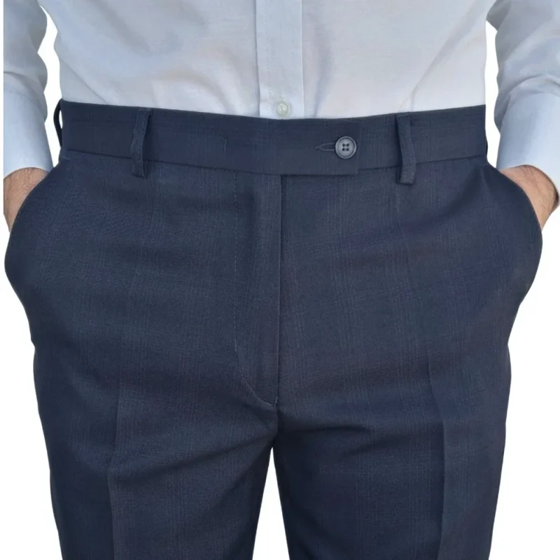 Detalhe da cintura e botão frontal da calça social azul royal xadrez príncipe de gales