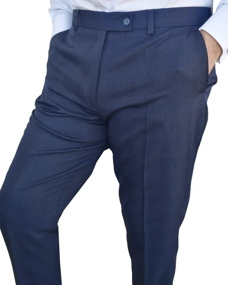 Calça social azul royal xadrez príncipe de gales, vista frontal com mão no bolso