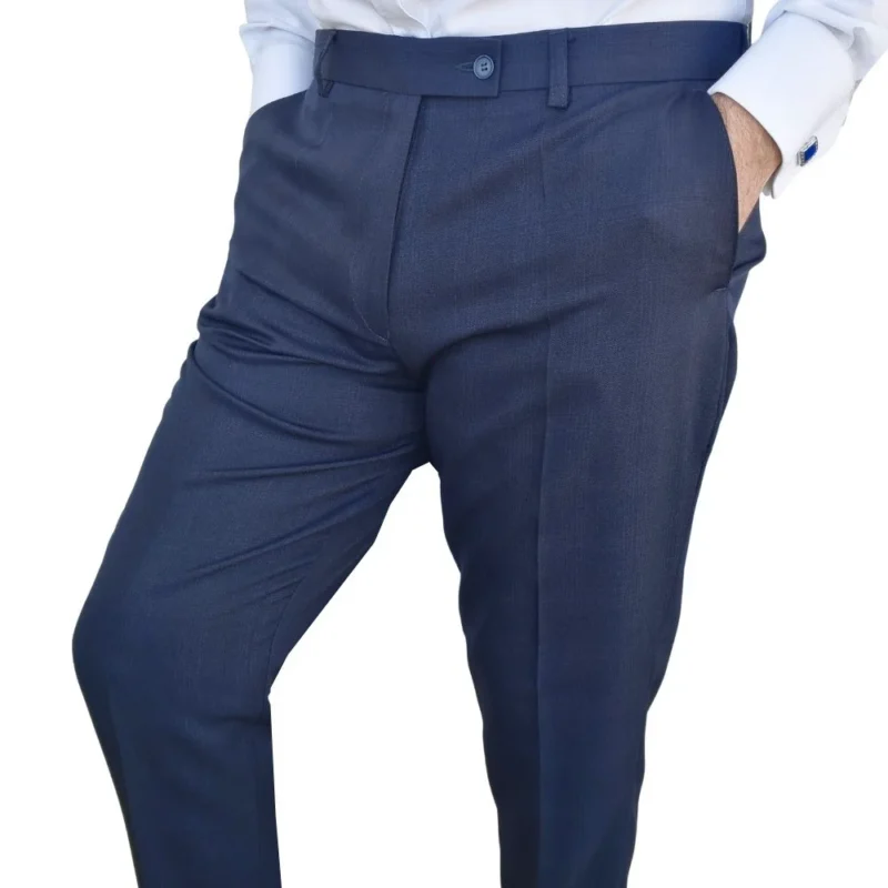 Calça social azul royal xadrez príncipe de gales, vista frontal com mão no bolso