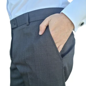 Detalhe do bolso lateral e passante de cinto da calça social cinza chumbo estampa gales