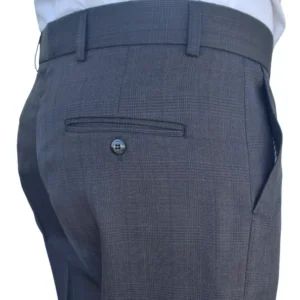 Detalhe do bolso traseiro com botão da calça social cinza chumbo estampa gales