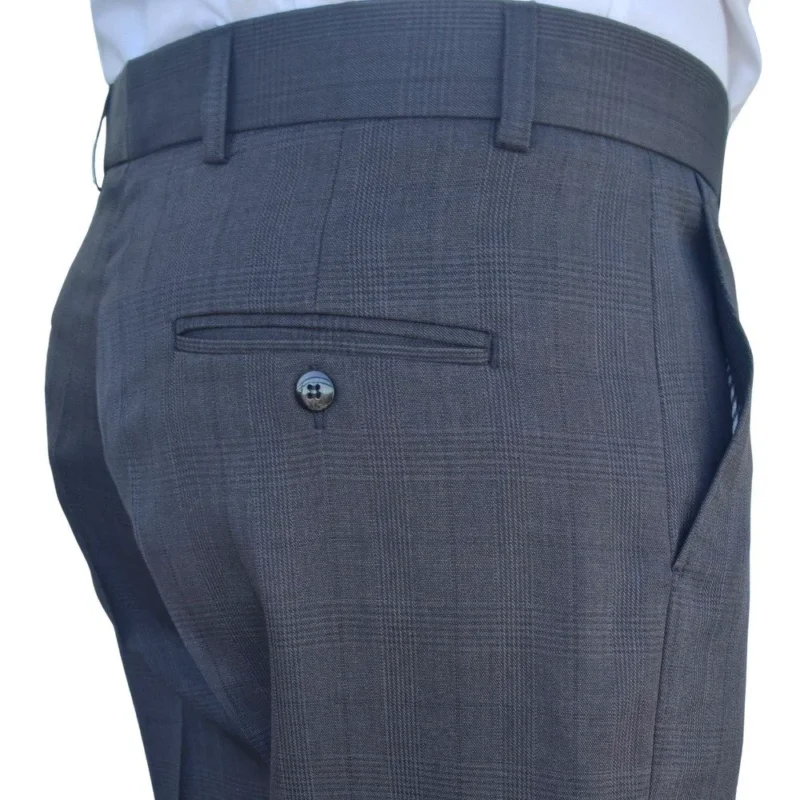 Detalhe do bolso traseiro com botão da calça social cinza chumbo estampa gales
