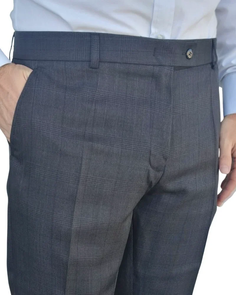 Calça social cinza chumbo estampa gales, vista frontal com mão no bolso