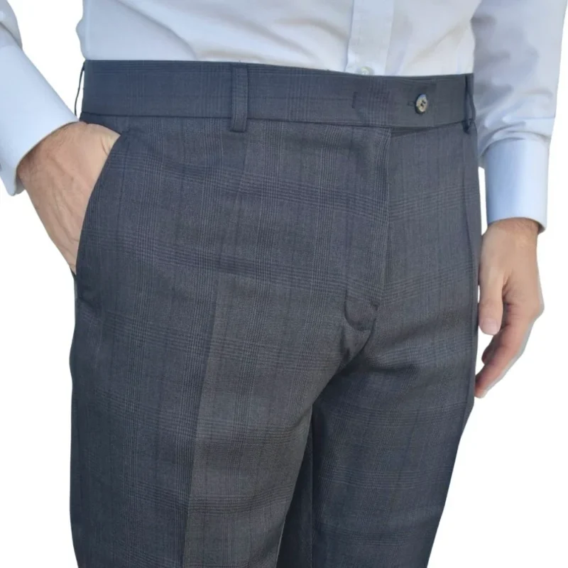Calça social cinza chumbo estampa gales, vista frontal com mão no bolso