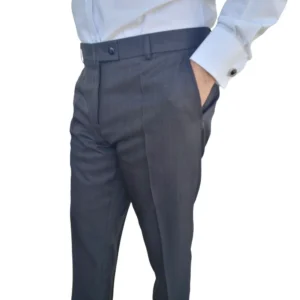 Calça social cinza chumbo estampa gales, vista lateral com mão no bolso