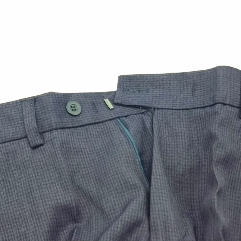 Detalhe da braguilha e cós frontal da calça social cinza chumbo micro estampa