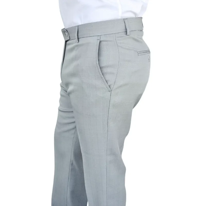 Calça social cinza clarinho estampa gales, vista lateral com caimento reto