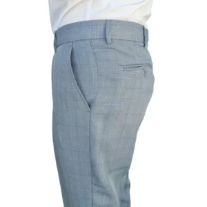 Detalhe do bolso traseiro com botão da calça social cinza claro estampa gales
