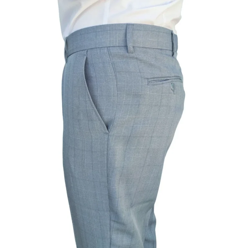 Detalhe do bolso traseiro com botão da calça social cinza claro estampa gales