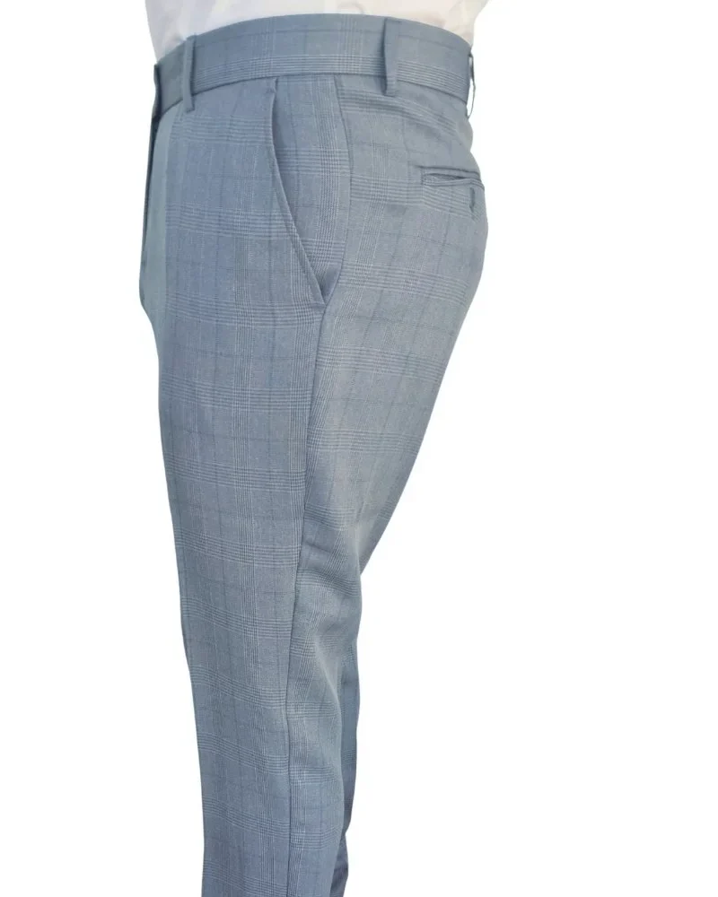 Calça social cinza claro estampa gales, vista lateral com caimento reto