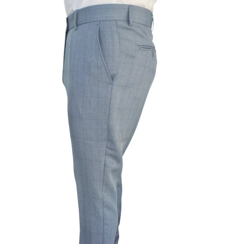 Calça social cinza claro estampa gales, vista lateral com caimento reto
