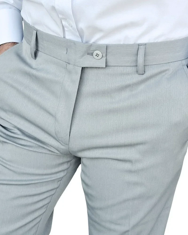 Detalhe da cintura e bolso frontal da calça social cinza claro lisa
