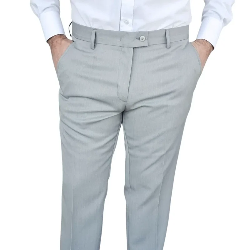 Calça social cinza claro lisa vestida, cós e braguilha frontal
