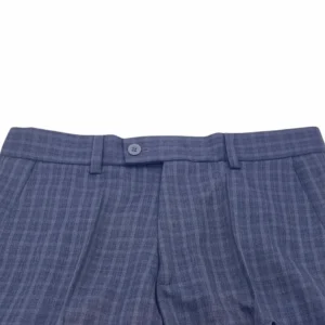 Detalhe da cintura e botão frontal da calça social masculina azul xadrez