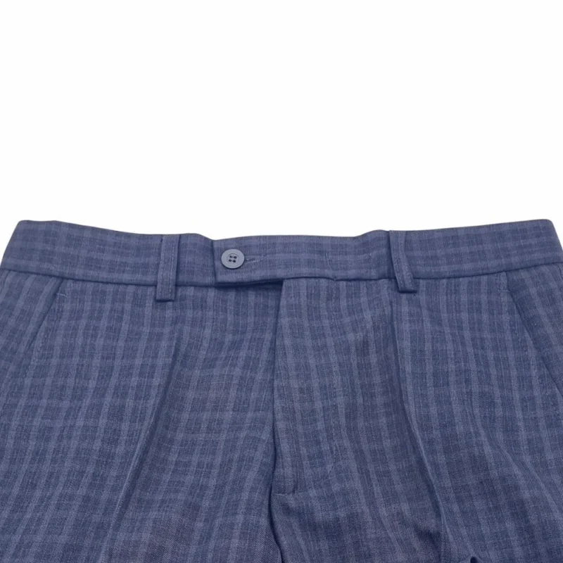 Detalhe da cintura e botão frontal da calça social masculina azul xadrez