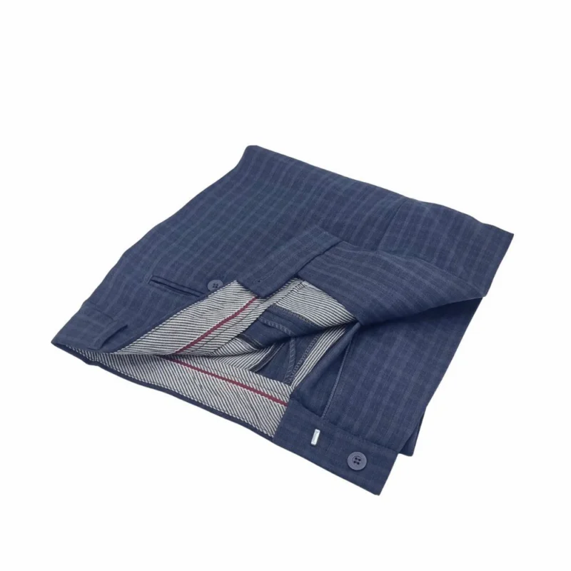 Detalhe do forro interno e etiqueta da calça social masculina azul xadrez