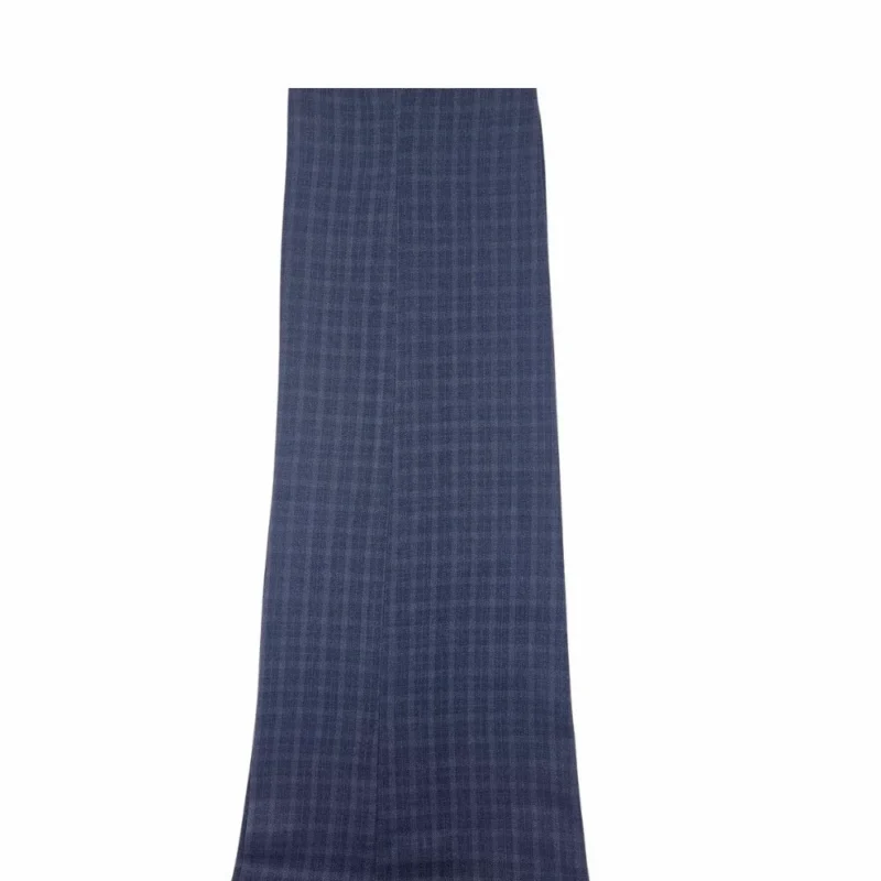 Detalhe do tecido xadrez azul da calça social masculina