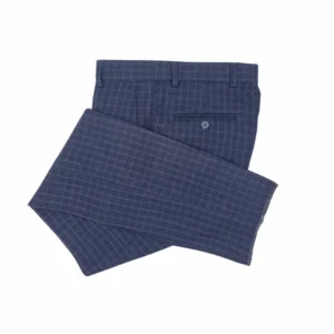 Calça social masculina azul xadrez dobrada, vista traseira com caimento reto
