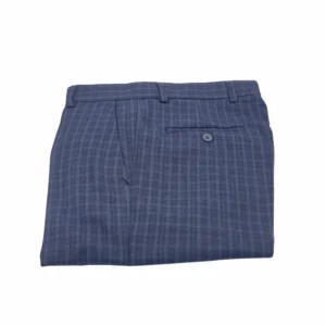 Calça social masculina azul xadrez dobrada, pregas frontais e bolso lateral
