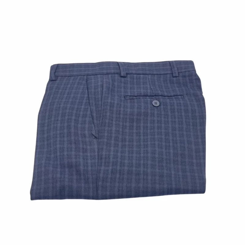 Calça social masculina azul xadrez dobrada, pregas frontais e bolso lateral