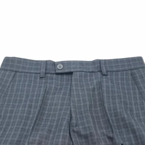 Detalhe da cintura e botão frontal da calça social masculina cinza xadrez