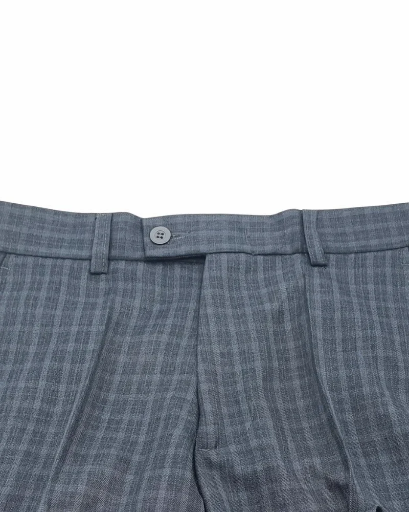 Detalhe da cintura e botão frontal da calça social masculina cinza xadrez