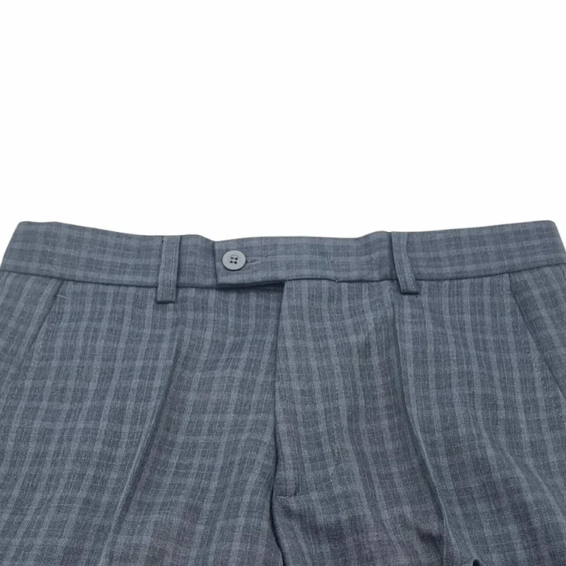 Detalhe da cintura e botão frontal da calça social masculina cinza xadrez